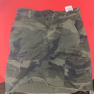 Hollister 00 mini camo skirt